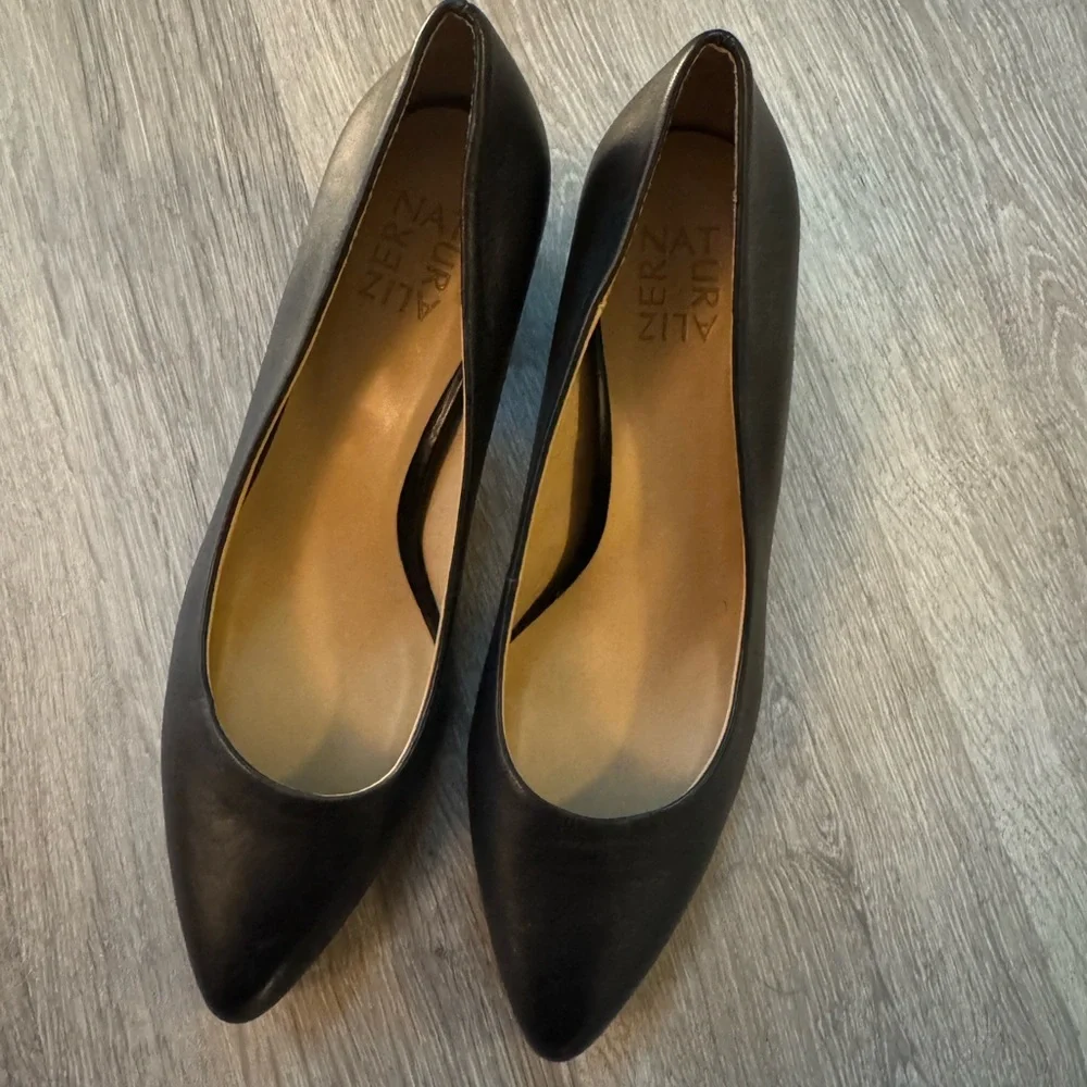 Classic Black Naturalizer Heel - Picture 2 of 3